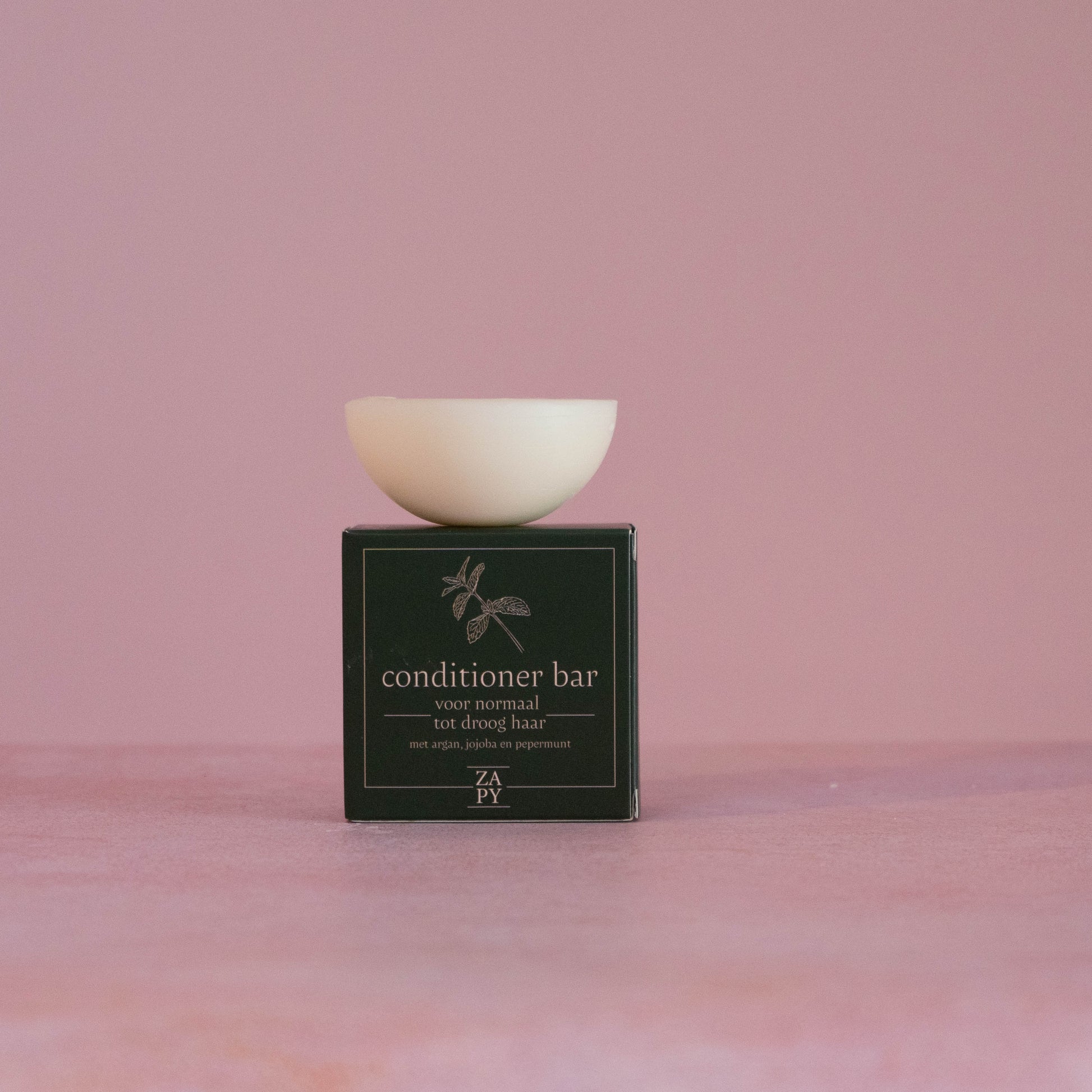 Hydrateer en verzorg je haar met deze voedende en verfrissende conditioner bar.