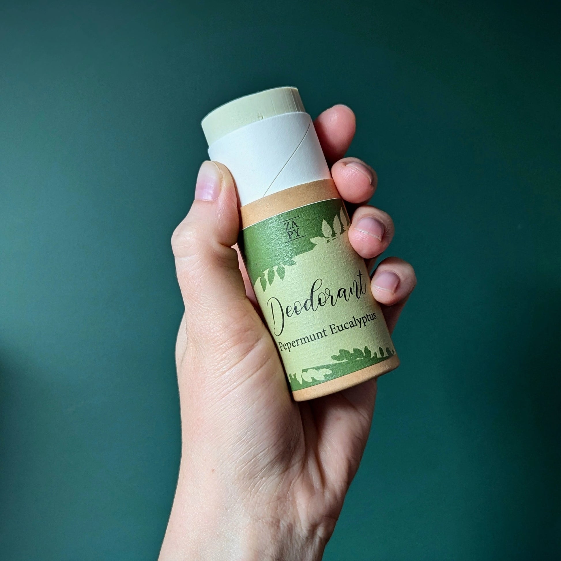 Een milieuvriendelijke deodorant in zero-waste verpakking, geschikt voor de gevoelige huid. Gemaakt van 100% natuurlijke ingrediënten, zonder aluminium, parabenen of baking soda, biedt langdurige geurcontrole met zachte, frisse geuren.