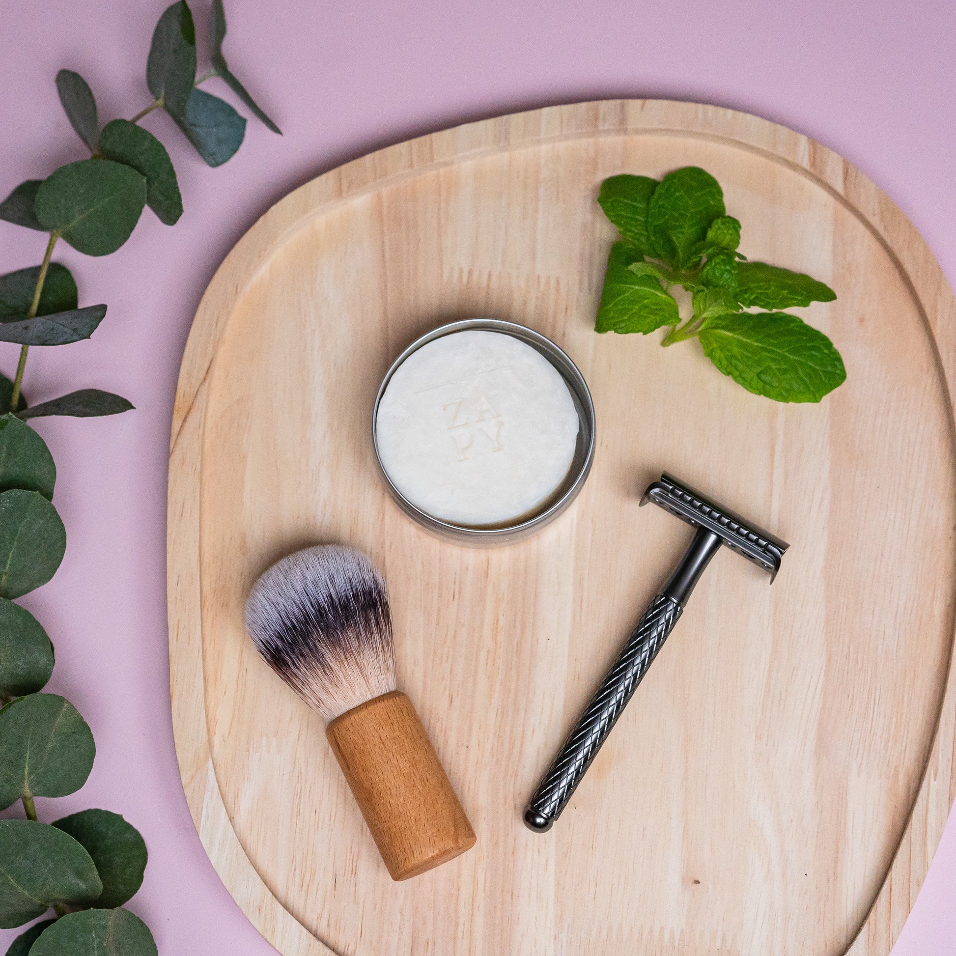 Luxe scheerset bestaande uit een natuurlijke scheerzeep, zachte scheerkwast en duurzame safety razor, ontworpen voor een gladde, milieuvriendelijke scheerervaring.