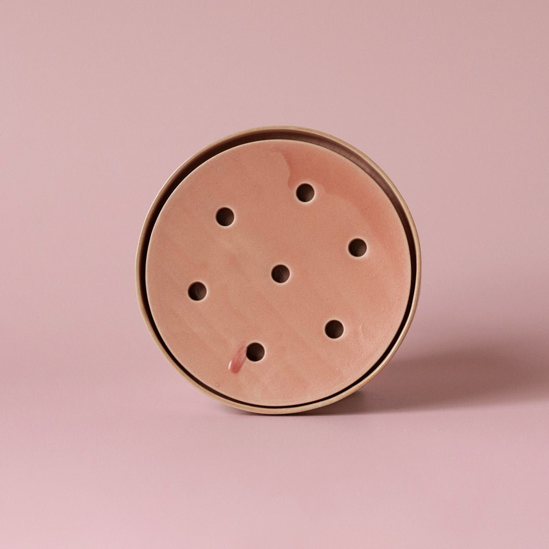Handgemaakt keramiek zeepbakje uit Rotterdam, duurzaam en stijlvol design voor je badkamer