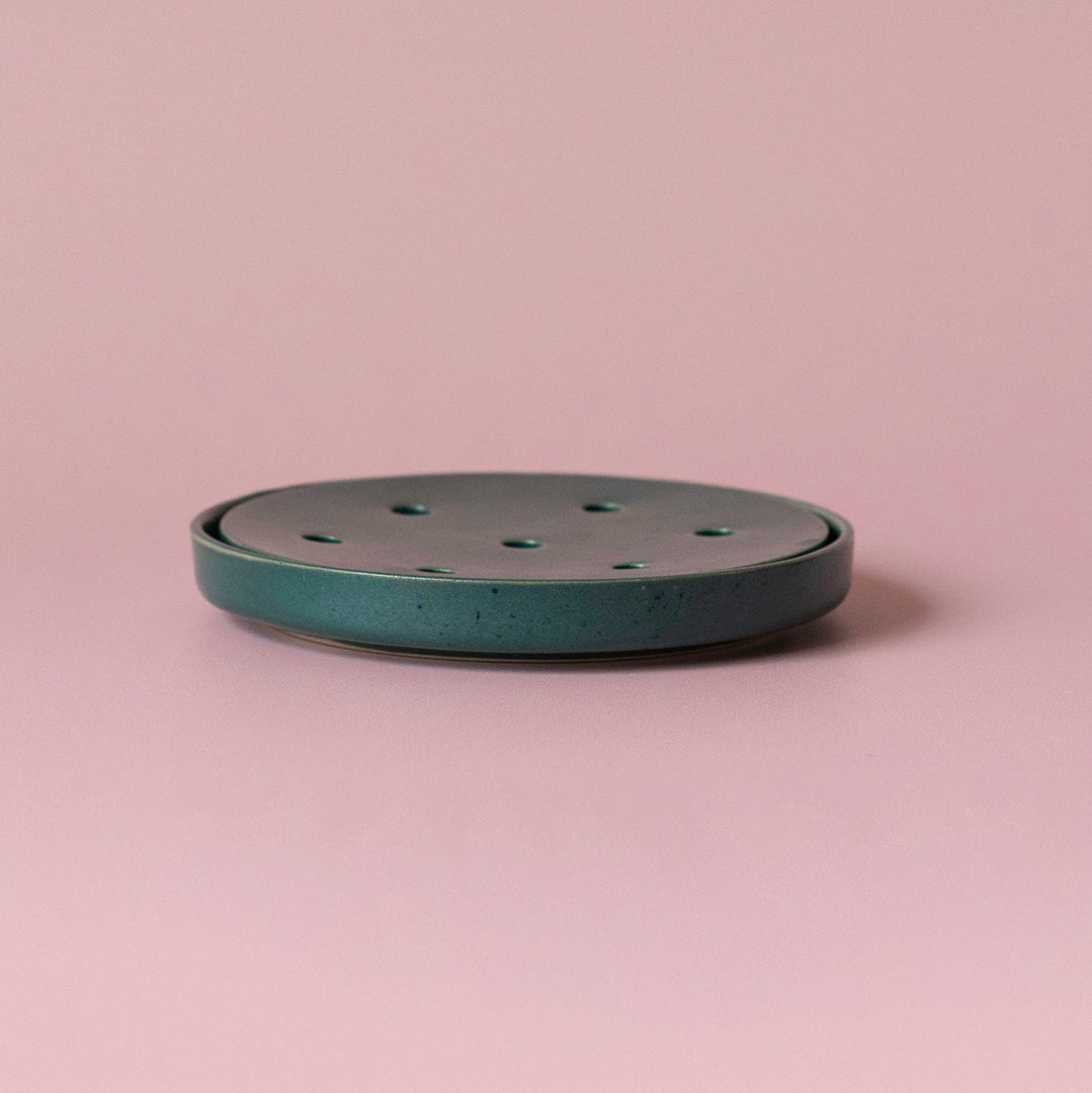 Handgemaakt keramiek zeepbakje uit Rotterdam, duurzaam en stijlvol design voor je badkamer
