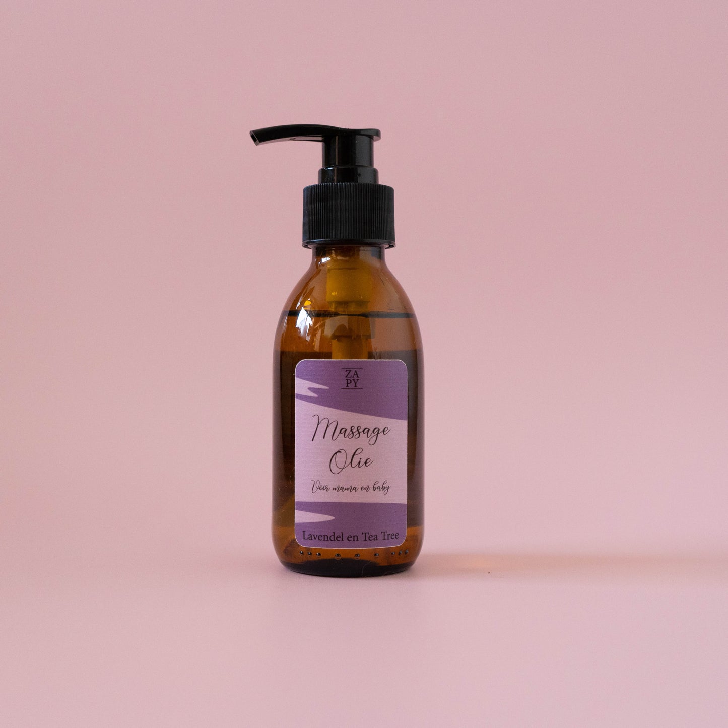 Flesje massageolie van 120 mL, speciaal ontwikkeld voor de gevoelige huid van baby’s en mama’s. Gemaakt van natuurlijke, veganistische ingrediënten, met opties zoals lavendel & roos geranium of een geurloze variant, ideaal voor baby's onder 3 maanden en gevoelige huidtypes.
