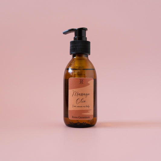 Flesje massageolie van 120 mL, speciaal ontwikkeld voor de gevoelige huid van baby’s en mama’s. Gemaakt van natuurlijke, veganistische ingrediënten, met opties zoals lavendel & roos geranium of een geurloze variant, ideaal voor baby's onder 3 maanden en gevoelige huidtypes.